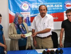 Eğitim-bir-sen Kazada Ölen Üyesinin Ailesine 15 Bin Tl’lik Çek Verdi