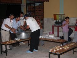 Teravih Sonrası Helva Dağıtımından Cemaat Memnun Kaldı