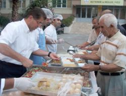 Alanya Kaymakamı, İftar Yemeğinde Vatandaşa Servis Yaptı