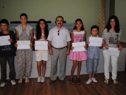 İngilizce Kursunu Tamamlayan 125 Öğrenci Belgelerini Aldı