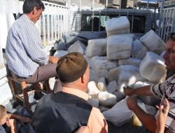 Muş’ta Vatandaşlar Ramazan'da Kar Alarak Serinliyor