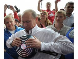 Medvedev’e “8 Maço Putin” Fotoğrafı Önerisi