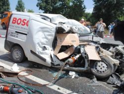 Hendek'te Trafik Kazası: 2 Ölü