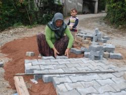 Elinin Hamuruyla Parke Taşı Döşedi