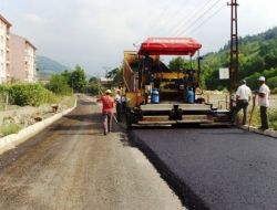 Kumluca Yollarına Sıcak Asfalt Yapılıyor