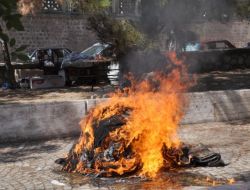 Başbakan Yardımcısı Bozdağ'la Görüştürülmediğini Söyleyip, Eşyalarını Yaktı
