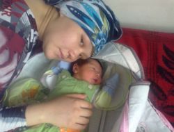 2 Günlük Bebeğini Nezarethanede Emziriyor