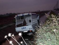 Tarım İşçilerini Taşıyan Kamyonet Traktöre Çarpıp Kanala Uçtu: 4 Ölü 23 Yaralı