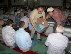 Poliad Üyeleri Teravihte Sıcaktan Bunalan Cemaate Soğuk Su İkram Ediyor