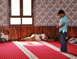 Cemaat Bu Camiden Çıkmak İstemiyor