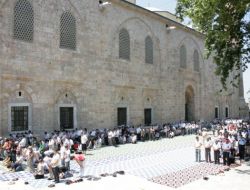 Ramazan'ın İlk Cuma Namazında Tarihi Camiler Tıklım Tıklım Doldu
