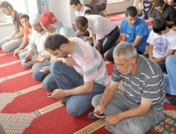 Cuma Namazında Cemaat Afrika’ya Yardım İçin Cep Telefonlarına Sarıldı