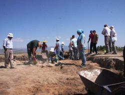 Hacılar’da İnsan Kemiklerinden Yapılan Aletler Bulundu