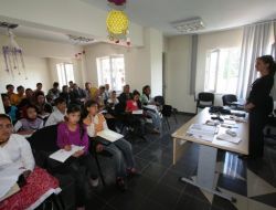 Erzurum'da Afgan Mültecilere Türkçe Okuma-yazma Kursu Veriliyor