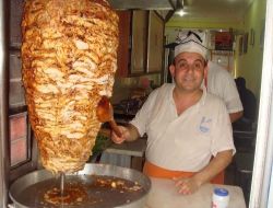 Meyve Soslu Tavuk Döner Yaptı, Şimdi Taleplere Yetişmekte Zorlanıyor
