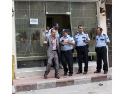 Kuaförde Uçucu Madde Çeken Şahıs, Polise Köpeği İle Direndi