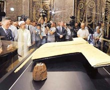 Bize Hırka-i Şerif'i verin size..