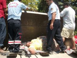 Balkondan Kapçe Yardımı İle İndirilen 310 Kiloluk Bayanı Sedyeye 17 Kişi Taşıdı