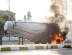 Seyir Halindeyken Alev Alan Tır’ın Dorsesi Güçlükle Söndürüldü