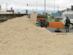 Virajı Alamayan Traktör Devrilince, Yol Samanla Kaplandı