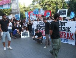 Öğrencilerden Tutuklanan Arkadaşlarının Serbest Bırakılması İçin Tiyatrolu Eylem