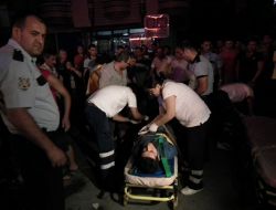 Yoldan Geçmeye Çalışan Anne Ve Oğlu Kazada Yaralandı