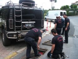 Mazgalda Doğum Yapan Anne Kedi Ve Yavrularını İtfaiye Kurtardı