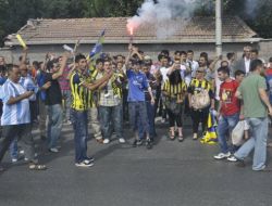 Fenerbahçeliler Metris Cezaevi Önünü Şölen Alanına Çevirdi