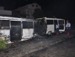 Park Halindeki 2 Minibüs Yandı