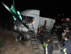 Yön Levhasına Çarpan Tır Sürücüsü Araçta Sıkıştı