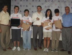 Muzaffer Ancın İlköğretim Sbs Şampiyonlarına Bilgisayar Verdi