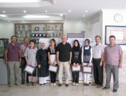 Ak Parti Milletvekili Yıldırım'dan Burdur'un En Başarılı Okulunu Plaket