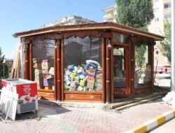 Büyükşehir'in Yıktırdığı Büfeyi Palandöken Belediyesi Yeniden Yaptırdı