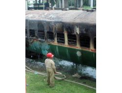 Pakistan’da Yolcu Treninde Yangın