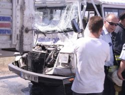 Yolcu Minibüsü Kamyona Çarptı: 6 Yaralı