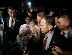 Başbakan Erdoğan, Gecekondulara Misafir Oldu