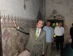 Muradiye Külliyesi'ndeki Türbelerin Tezhip Ve Hat Yazıları Onarılıyor