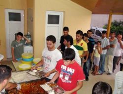 Ürkmezli Hayırseverler Yaşlılara Evde İftar Yaptırıyor