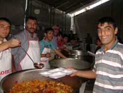 Reyhander Her Akşam 300 Kişiye Sıcak Yemek İkram Ediyor