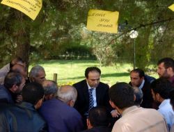 İşsiz Kalan Sayaç Okuma İşçileri Belediye Önünde Oturma Eylemi Yaptı