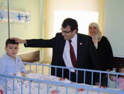 Rektör Uçar Tıp Fakültesi Hastanesi'ndeki Hastaları Ziyaret Etti