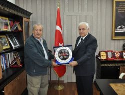 Vali Çolak'tan Beşler Grup Başkanı Çakmak'a Plaket