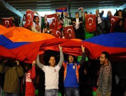 Ermeni Taraftarların Statta Açtığı Bayrak Tepkiye Neden Oldu!