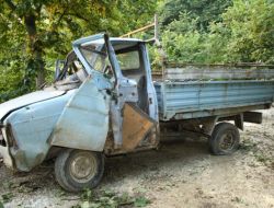 Virajı Alamayan Kamyonet Uçuruma Yuvarlandı: 3 Yaralı