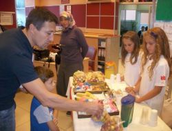 4 Kız Çocuğundan Örnek Davranış: Somali İçin Tezgah Açıp Satış Yaptılar