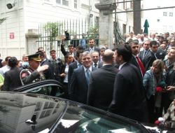 Cumhurbaşkanı Öpme Israrını Geri Çevirmedi