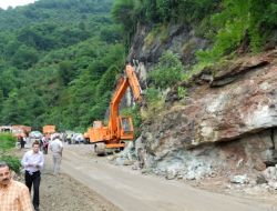 Tirebolu-Doğankent Yolunda Heyelan Riski