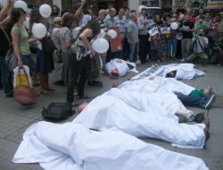 Suriye’deki Katliama Kefenli Protesto