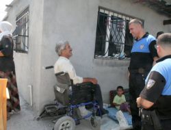 Polisten İhtiyaç Sahiplerine Gıda Yardımı