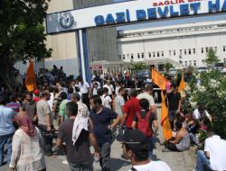 Halk Evi Üyeleri, 7 Ay Önce İşten Çıkarılan İşçilere Destek İçin Eylem Yaptı